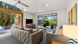 Una Smart TV, una mesa de tenis de mesa