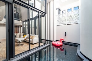 Pool - Inara Villa Pattaya, by Viola & Olivia (เมืองพัทยา)