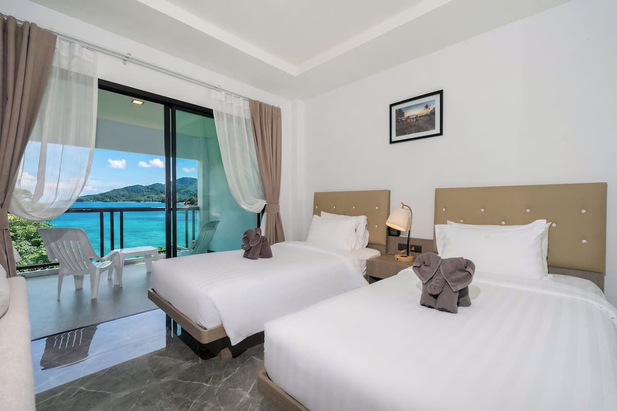 Deluxe Suite, Balcony, Sea View | WiFi (free), bed sheets