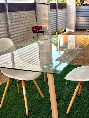 Outdoor dining. Quiet house in Saint-Benoît - Ideal for families & long stays - Wifi