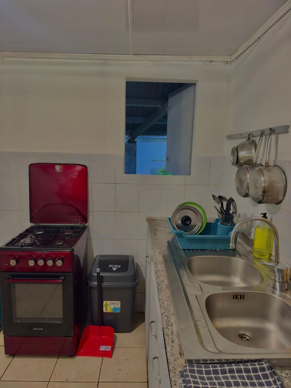 Coffee/tea maker, fridge, microwave, electric kettle - Quiet house in Saint-Benoît - Ideal for families & long stays - Wifi (Saint-Benoît)