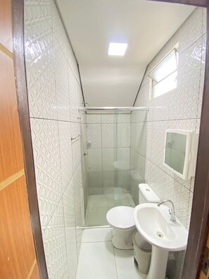 Chuveiro, secador de cabelo, toalhas de banho, sabonete