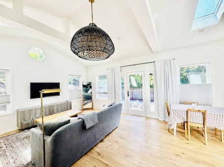 Smart TV. Lovely bungalow in Mill Valley