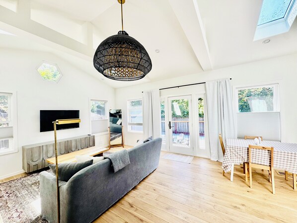 Smart TV - Lovely bungalow in Mill Valley (Mill Valley)