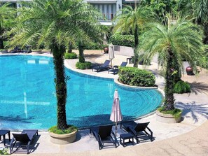 Una piscina al aire libre