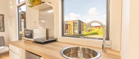 Jääkaappi, mikroaaltouuni, liesi, leivänpaahdin