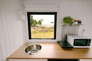Réfrigérateur, micro-ondes, plaque de cuisson, grille-pain