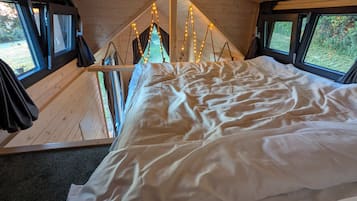 1 bedroom, bed sheets
