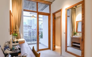 Quarto casal luxo, sacada, vista para a cidade | Frigobar, cofres nos quartos, individualmente mobiliados, escrivaninha