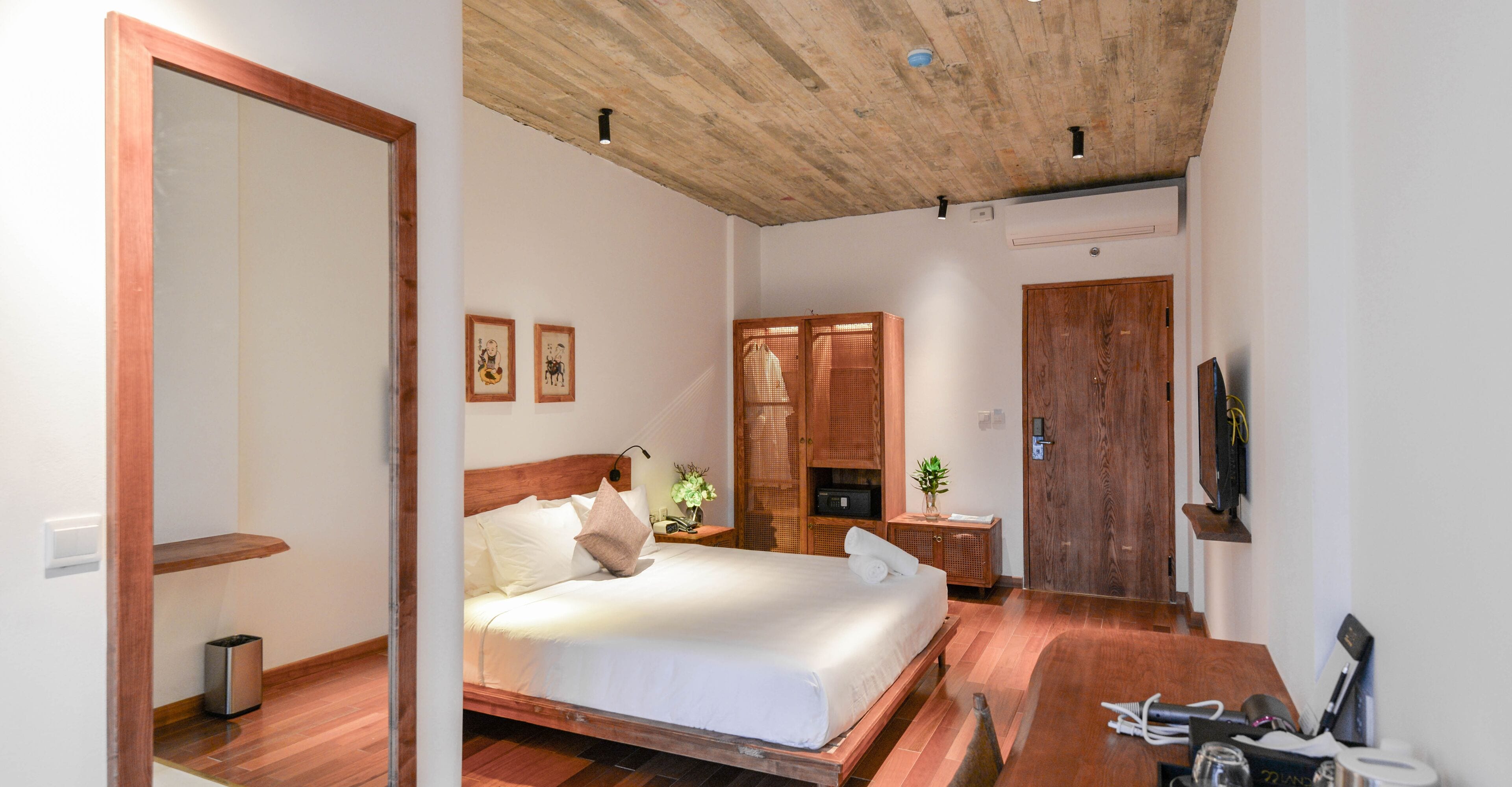 Frigobar, cofres nos quartos, individualmente mobiliados, escrivaninha