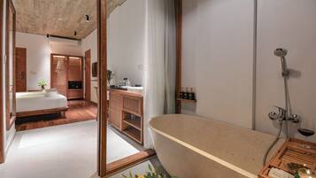 Habitación Premier | Baño | Amenidades de baño gratuitas, secadora de cabello, batas, pantuflas