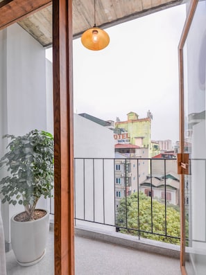 Deluxe-Doppelzimmer, Balkon, Stadtblick | Terrasse/Patio