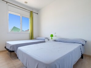 3 bedrooms, iron/ironing board, internet, bed sheets