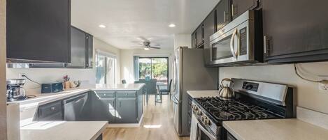 ميكروويف، فرن، موقد طهي مسطح، غسالة أطباق