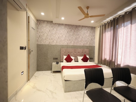 Escritorio, sistema de insonorización y wifi gratis