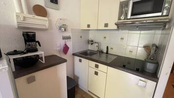 Fridge, cookware/dishes/utensils