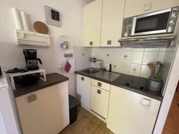 Fridge, cookware/dishes/utensils - STUDIO CABINE LES RIVES DE LA FAVIERE (BORMES LES MIMOSAS)