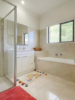 Hair dryer, towels, shampoo, toilet paper - Wildwood Oasis: Hinterland & Coast Escape (Maroochy River)
