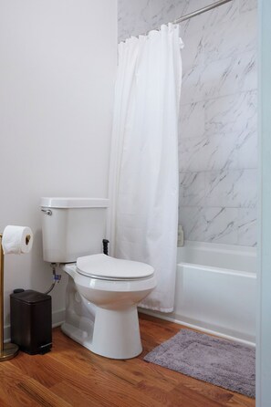 Serviettes fournies, papier toilette