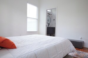 4 bedrooms, iron/ironing board, WiFi, bed sheets