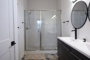 Towels, toilet paper - Spacious 4-bedroom house in excellent Atlanta near Downtown Stadiums (Atlanta)