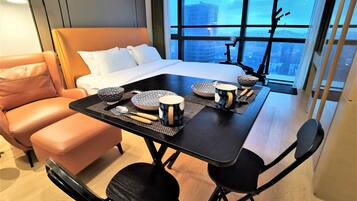 Departamento senior, vista a la ciudad | Artículos del minibar gratis y decoración personalizada