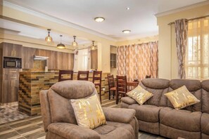 デラックス アパートメント | リビング エリア | 24 インチのスマートテレビ (デジタル放送視聴可)