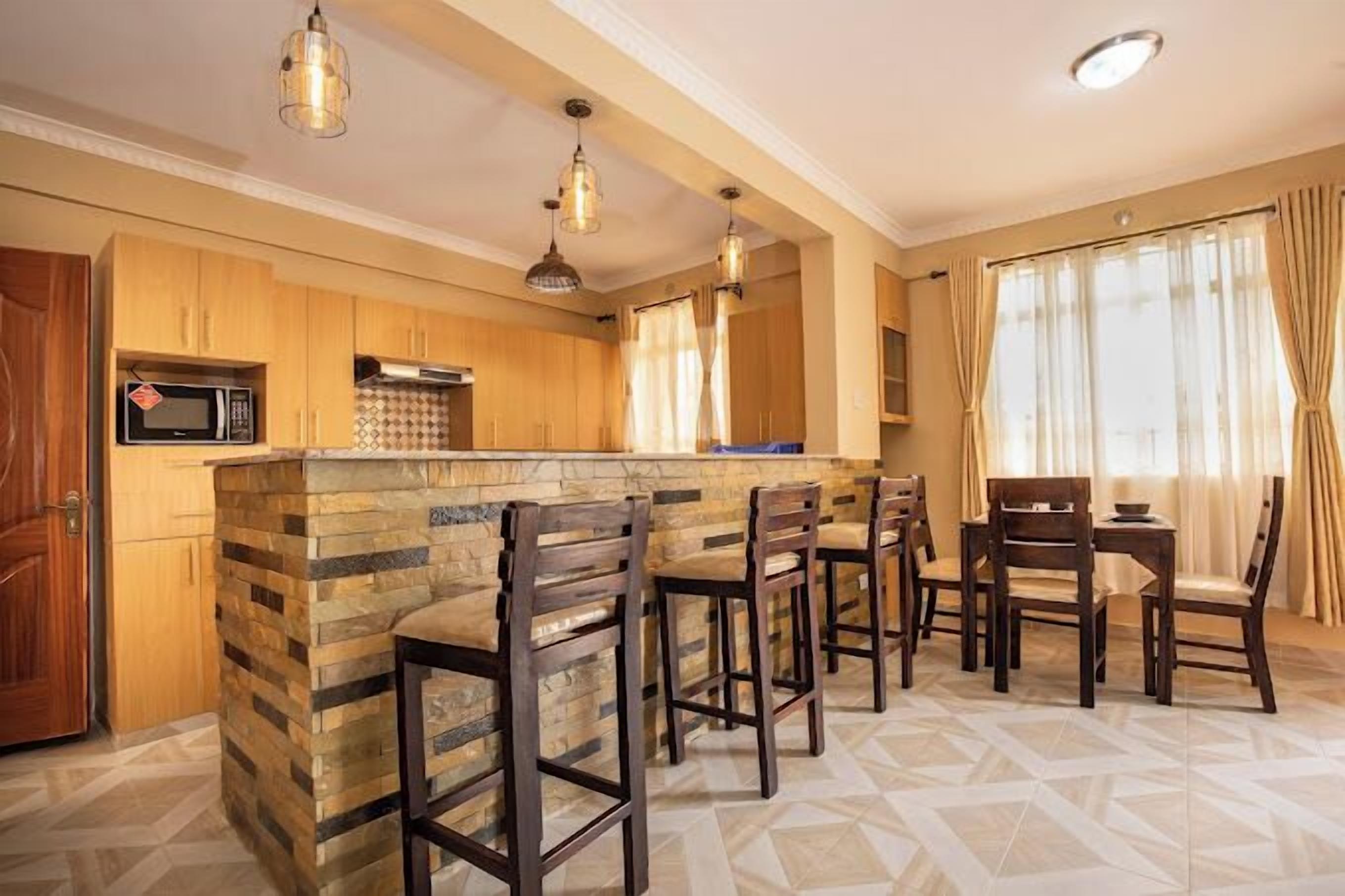 Deluxe Apartment | Private kitchen | Fridge, microwave, cookware/dishes/utensils