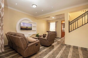 デラックス アパートメント | リビング エリア | 24 インチのスマートテレビ (デジタル放送視聴可)