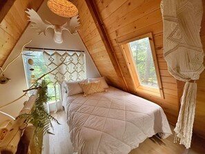 2 bedrooms, WiFi, bed sheets - Magic Mushroom A-Frame Cabin with wood-burning hottub (Sunshine Valley)