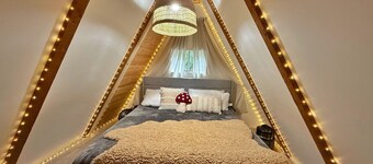 Magic Mushroom A-Frame Cabin with wood-burning hottub