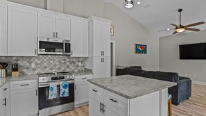 Kühlschrank, Mikrowelle, Geschirrspüler