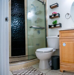 Bruser, hårtørrer, bidet, håndklæder