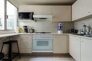 Fridge, microwave, oven, stovetop - Tabasco 269:  Local Charm & Cozy Design in La Roma (Ciudad de México)