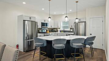 冷蔵庫、電子レンジ、オーブン、コンロ