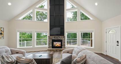 Lakeview Luxe & Leisure-BrndNew Villa,9BR, Sleep 30,Kids Playhouse,Movie Room