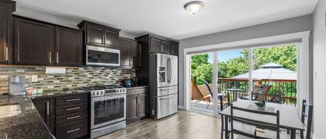 Een koelkast, een microgolfoven, een oven, een kookplaat