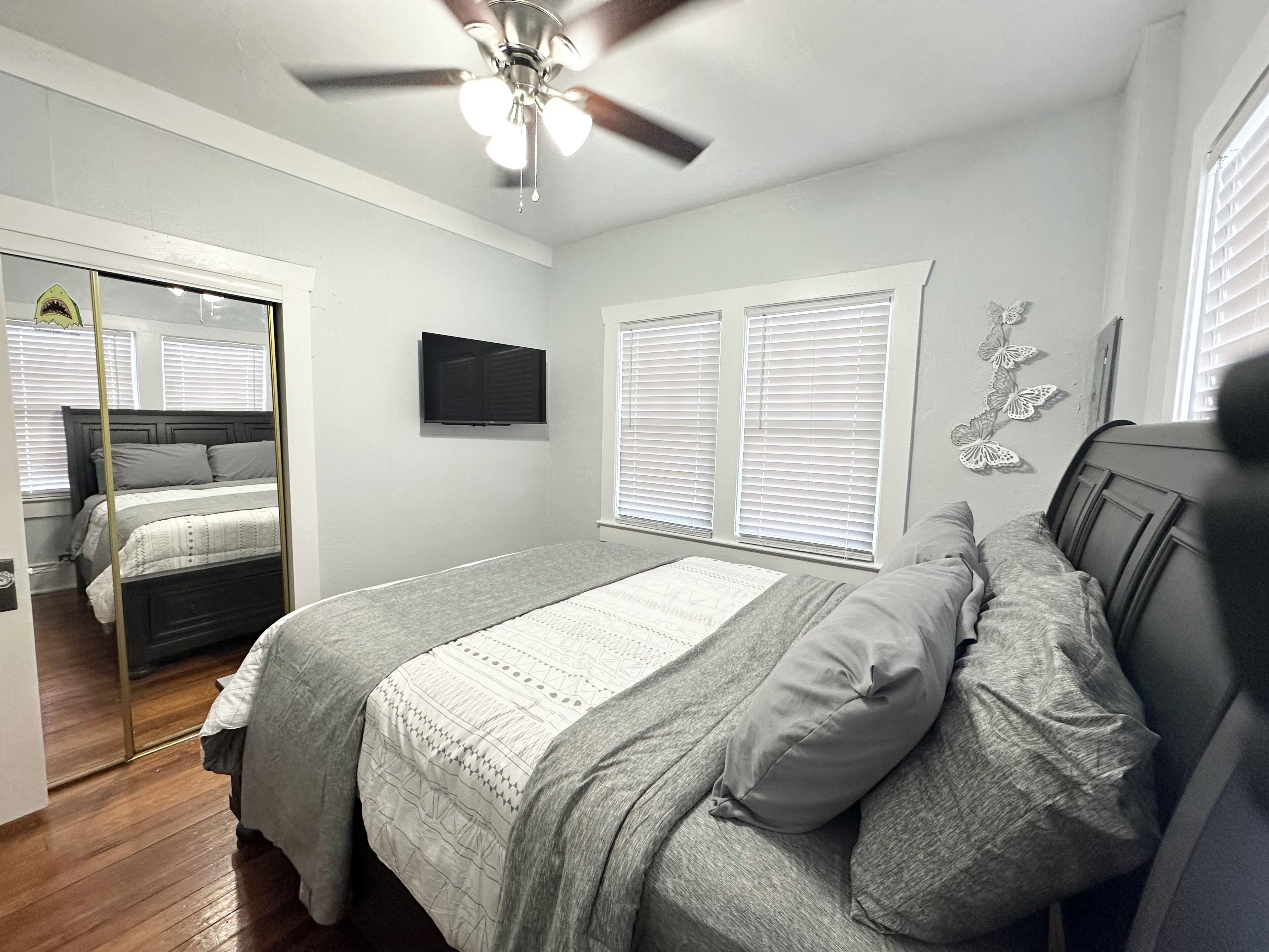 2 室のベッドルーム、デスク、WiFi (無料)、ベッドシーツ