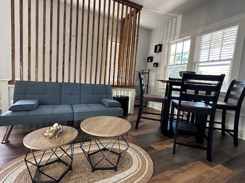 A Cozy & Charming 2 bedroom Apartment in Historic Downtown Deland.