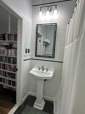 Chuveiro, secador de cabelo, toalhas de banho, sabonete