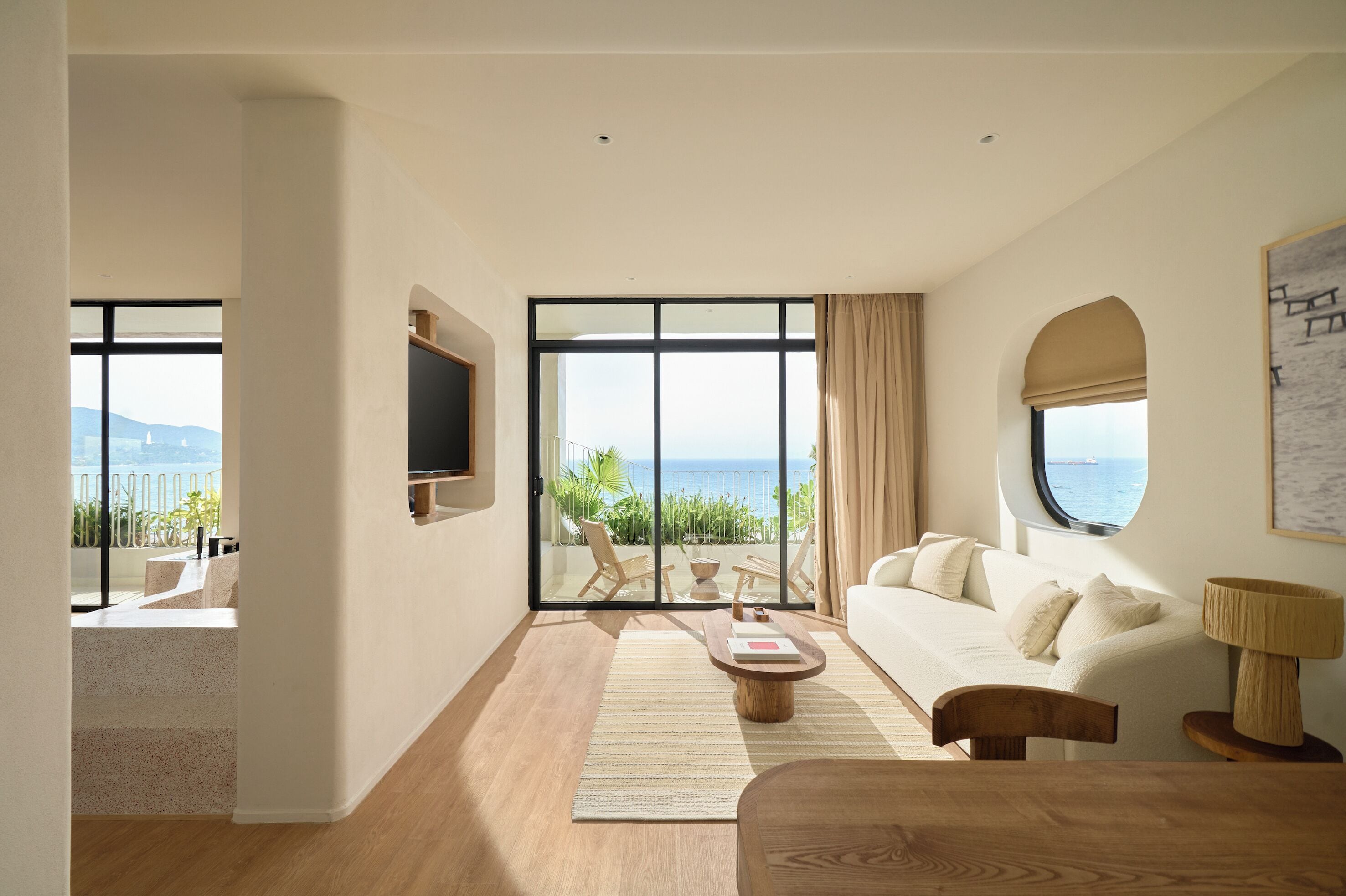 Presidential Room, Ocean View | Minibar, desk, free WiFi, bed sheets