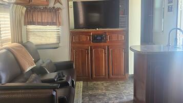 Smart TV, lettore DVD, impianto stereo