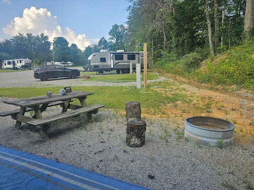 Cozy 2-bedroom, 1.5 bath RV with outdoor kitchen, 3.5 miles from Wolf Creek Dam