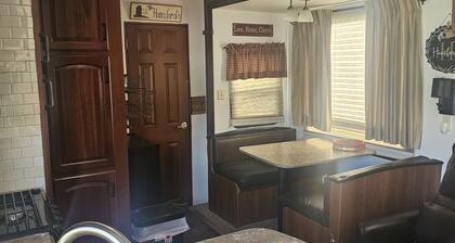 Cozy 2-bedroom, 1.5 bath RV with outdoor kitchen, 3.5 miles from Wolf Creek Dam