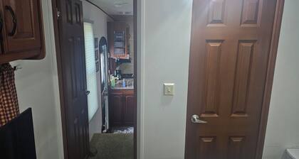 Cozy 2-bedroom, 1.5 bath RV with outdoor kitchen, 3.5 miles from Wolf Creek Dam