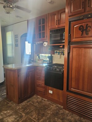 Geladeira, micro-ondas, fogão, cooktop