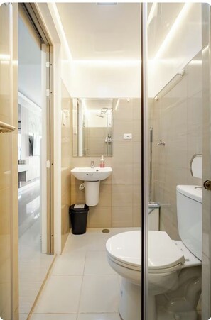 Douche, bidet, serviettes fournies, savon