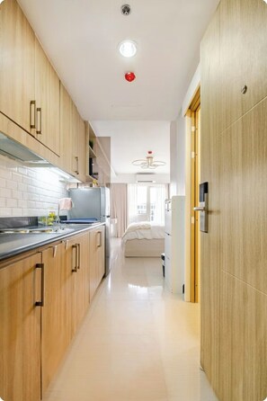 Fridge, microwave, stovetop, electric kettle