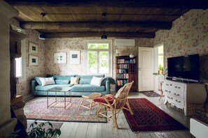 Smart-TV, Kamin, Arbeitsbereiche