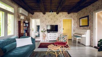 Een smart-tv, een open haard en een kantoor